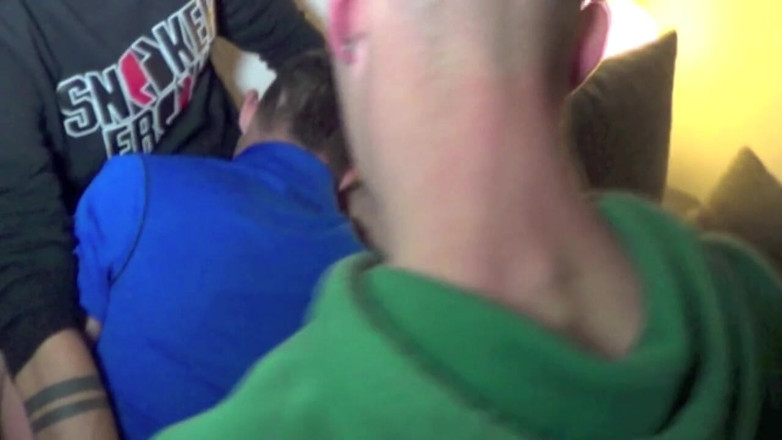 HUMLIATION AND SPANKING PORN: Harte turnschuh-demütigung ohne gummi von 2 hetero-scally-jungs
