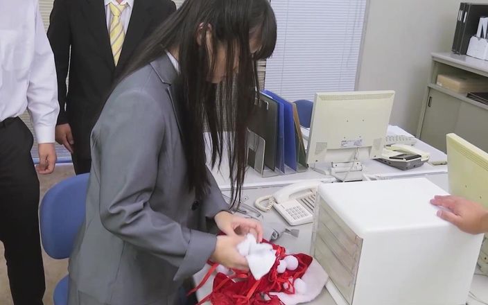 JAPAN IN LOVE: Asijské potěšení Scéna 2_skinny japonská máma Claus ošukaná v kanceláři 3 přáteli