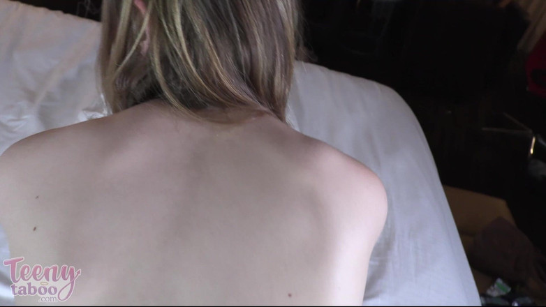 Teenytaboo: Bona Claire este futută în cur