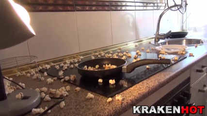 Krakenhot: Casalinga casalinga divertente pompino fatto in cucina