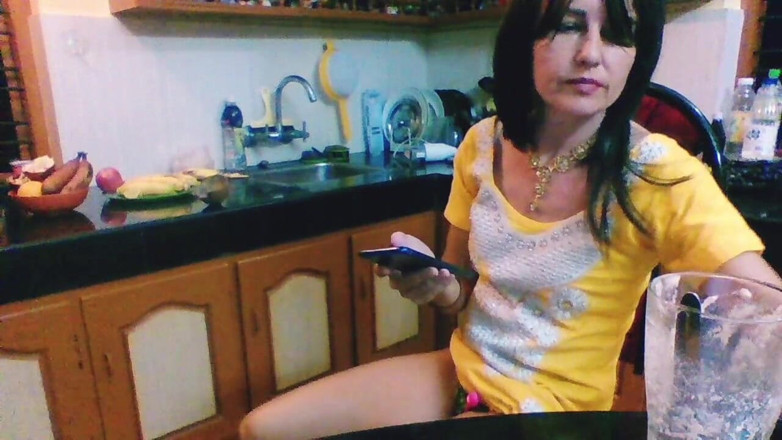 Bolly Karma: Ontevreden vrouw op zoek naar plezier