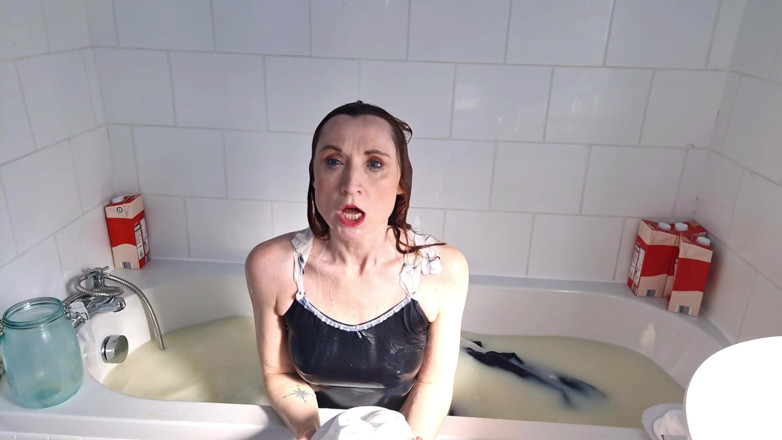 Lily kink: Wam źle się zachowała zakonnica bierze chrzest w kąpieli mlecznej