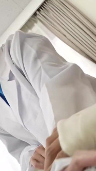Dokter mertuaku pengen ngasih kontol ayah tiriku yang mesum dengan kedua tangannya lebih dari tangan suaminya!