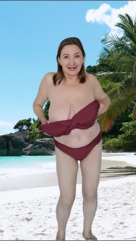 Sexy abuela en bikini provocando por enormes tetas