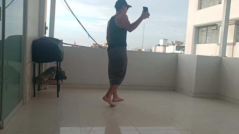 Bare skin man: Pe acoperiș