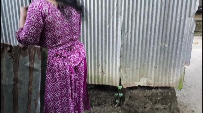SAFI-SEXY: Saya melihat makcik saya masuk ke bilik air untuk kencing,...