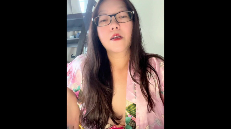 Smoking Asian: Zlobivá kouření asijská macecha: kouření triky + hra s bradavkami