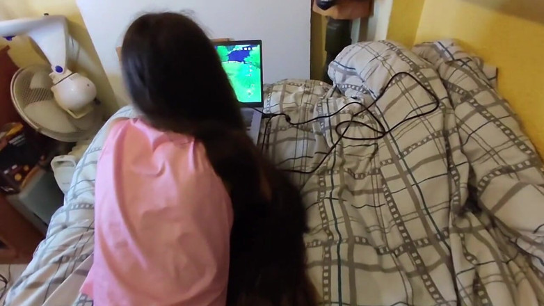 LittleBiocide: Adik tiri gamer sukakan creampie