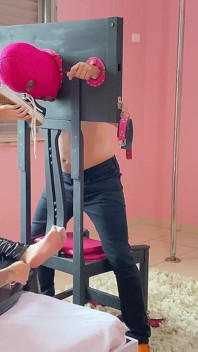 ลองนึกภาพถ้าภรรยาเขารู้ว่าเขาขอร้องสาวมหาลัยให้เขาดมเท้าเหม็นๆ