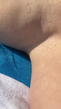 Video completo - Solo prendere il sole: sgrillettamento figa e culo all'aperto - cliff media productions