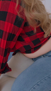 Tombul orta yaşlı seksi kadın oturma odasında yastığa biniyor