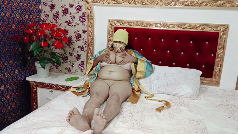 IndianDesiBabhi: Huge Boobs Curvy Muslim Aunty Masturbate by Cucumber