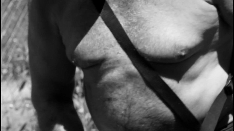 Gaybear1966: Büyük göbekli eşcinsel ayı üvey baba bahçede çalışan kaslı ayı. Film kaslı...