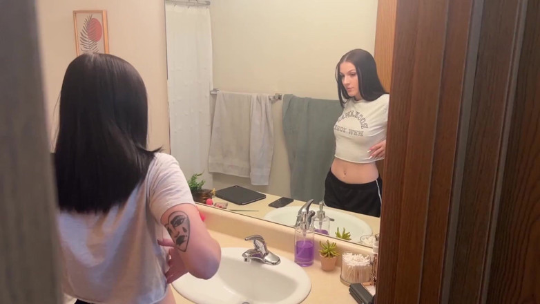Jay Bond: Vestindo-se como Tifa Lockhart, então o namorado da minha meia-irmã...