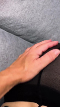 GILF Memakai Pantyhose Hitam Dan Memberikan Kepala Di Casting