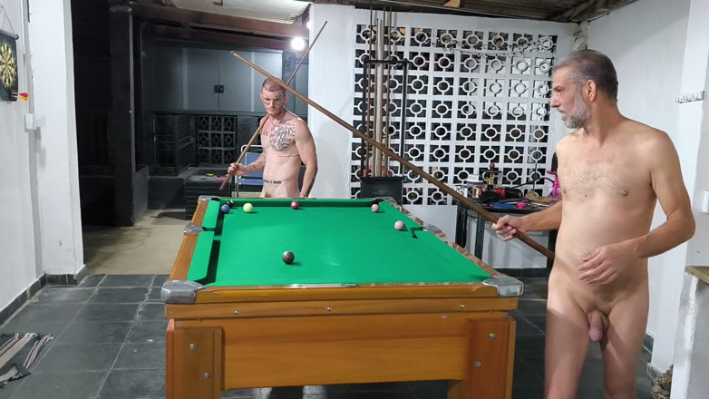 carmonaoficial: Die Carmonas spielen nackt Billard mit dieser heißen Prise