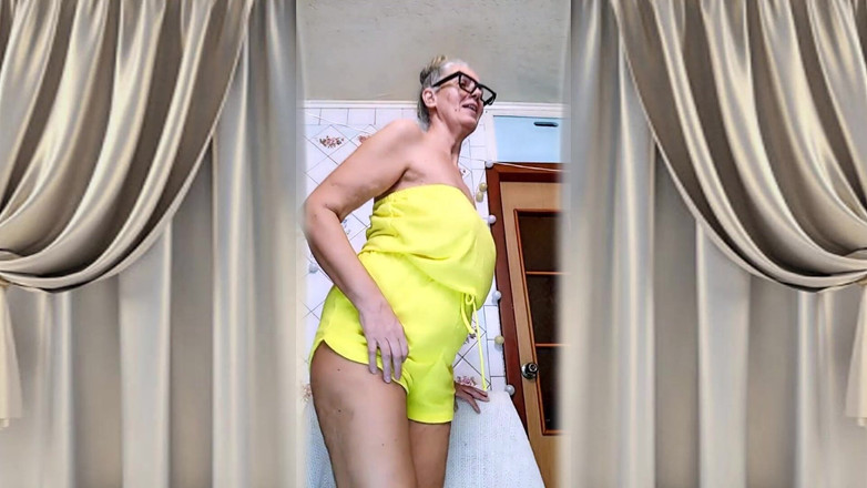 Lukerya: Suri rumah yang ceria Lukerya menunjukkan tubuhnya di dapur. Curves...