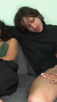 J’ai baisé sa copine pendant qu’elle distrait en regardant la télévision