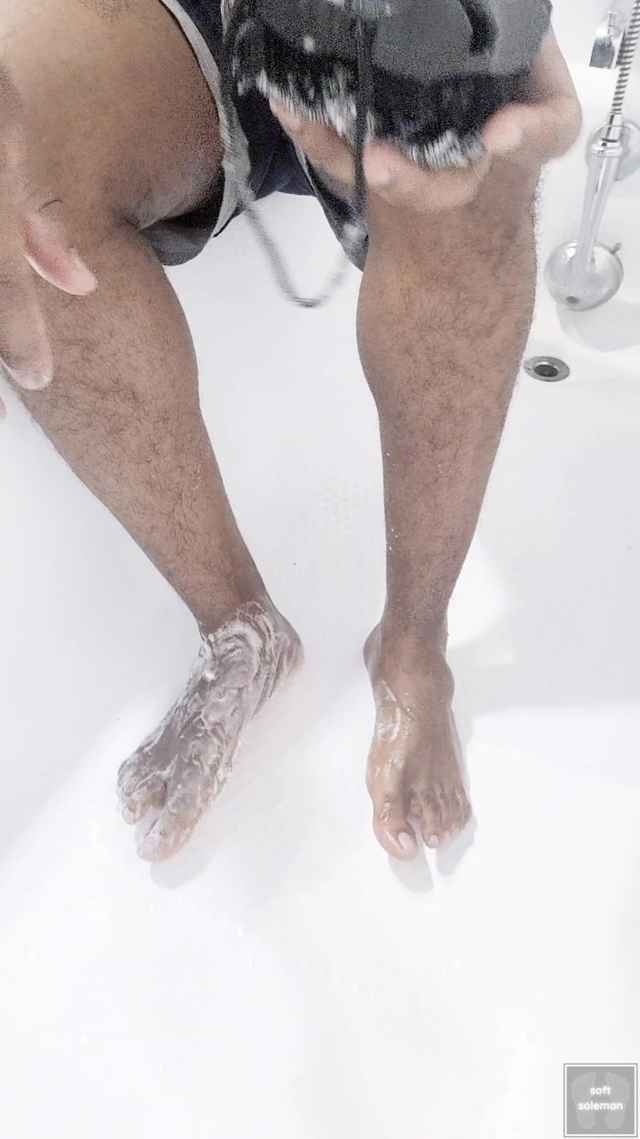 Soft Soleman: Săpun pe tălpile mele cu un exfoliant pentru duș (2025)