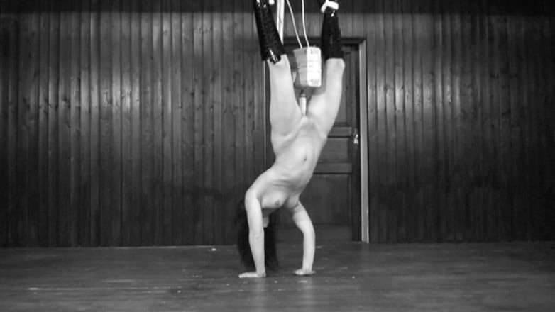 Yvette xtreme: Orgasmická svázaná č. 1 - Yvette Costeau vzhůru nohama se šukacím strojem