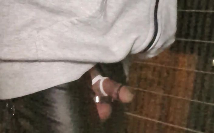 kinkygaynudist: Gay man går ut och visar sin kuk