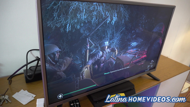Latina Home Videos: Колумбийская геймерша раздевается, пока играет за мастурбацию