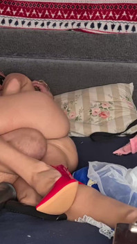 MILF si užívá žhavý sex a spoustu masturbace