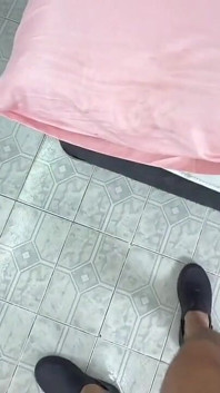 Video completi dell'addetto alla stazione di servizio della grande e della più grande