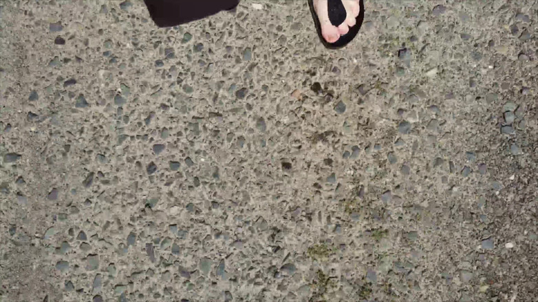 Footfetish: Utomhus I En Svart Kaftan Och Barfota I Svarta Birkenstocks