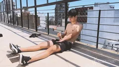 Un gay latino si sega sul tetto