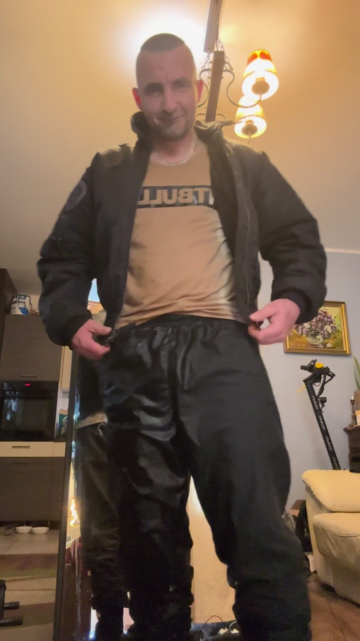 Ditrypig fetish: Kibol con la camiseta mojada
