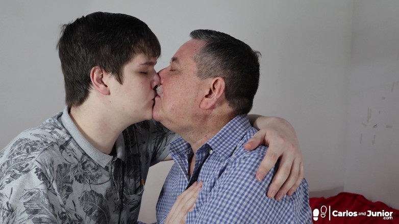 Carlos And Junior: 아빠와 그의 소년 키스