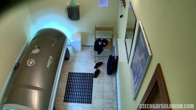 Czech Gay Solarium: Solarium gay checo 9 tatuado y colgado - strip secreto de semental...
