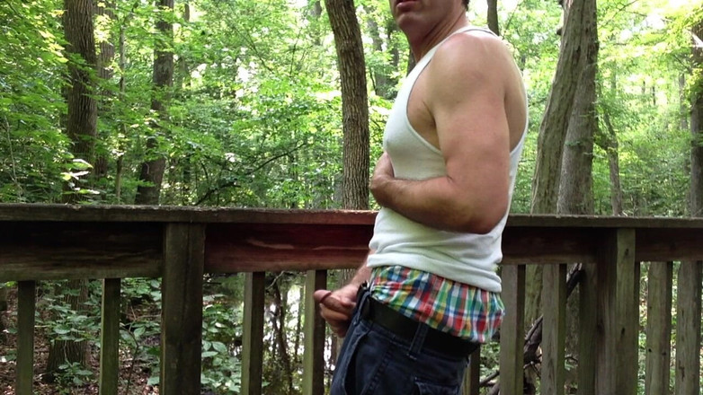 TJenner: घर के बाहर सगिंग और बॉक्सर पहने जंगल में लंड हिलाना