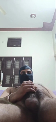 Solo homem se masturbando usando balão grande e gozando no estômago antes de ir para a cama ...