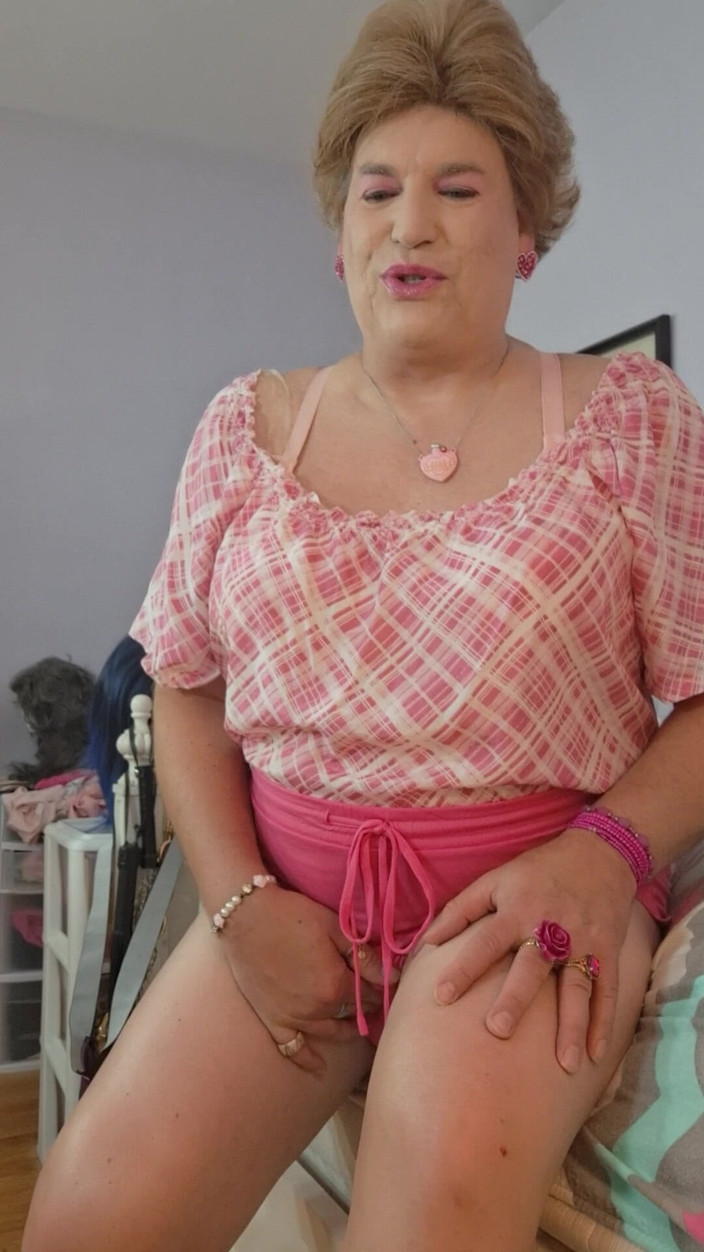 Victoria Lecherri: Une T-gilf Douce Et Pulpeuse Attend Son Jeune Amant Sexy !