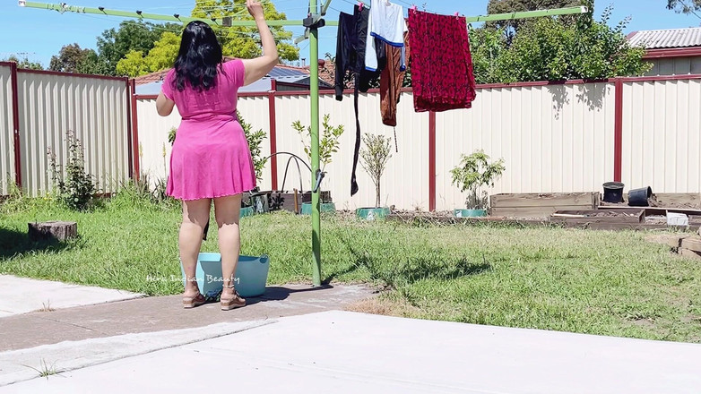 Hot 365 Entertainments: सेक्सी घर की पत्नी अपनी दैनिक दिनचर्या के साथ चिढ़ाती है - नंगे पैर - हीरा भारतीय सुंदरी