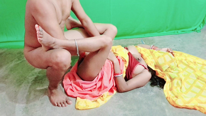 Trilokinath: Yellow Silky Sadi và Bhabhi bị thợ sửa ống nước đụ