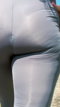 40-muasin pantat bahenol tante seksiku dengan legging ketat warna abu-abu