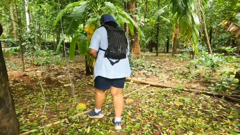 Anne Ipe: Esposa en casa de vacaciones, caminando desnuda en la jungla....