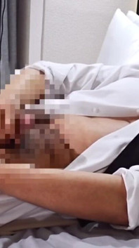 Ayah Asia yang berotot stoking mengusap dalam sut secara langsung di Stripchat