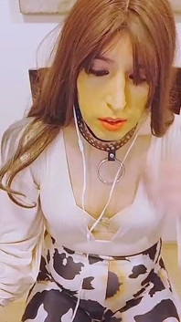 Crossdresser fantazíruje o mužích při dotýkání