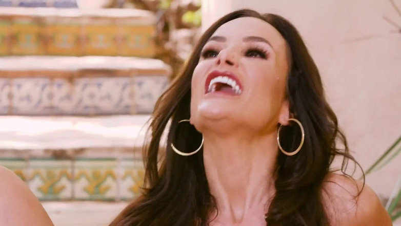 The Lisa Ann: MILF duża cycka Lisa Ann używa swojego dildo na zewnątrz