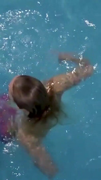 Sirena cautiva se burla de ti en la piscina