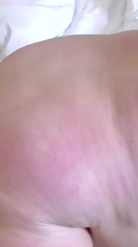 Velká kráska dostane sperma do úst při sání ptáka v 69 póze