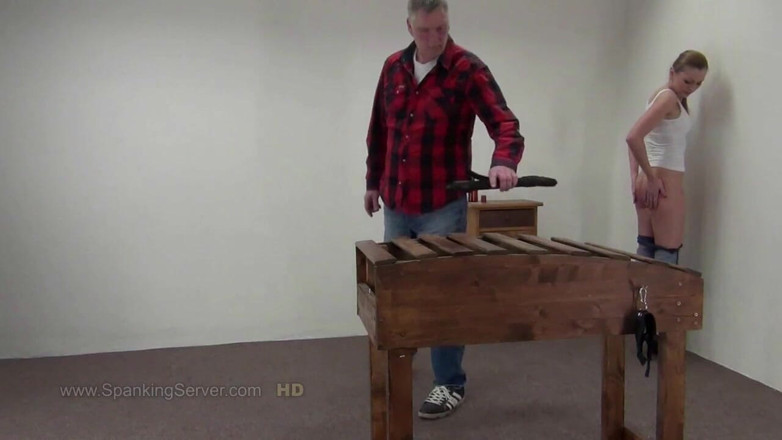 Spanking Server: Caliente Luca Bella castiga culo, látigo