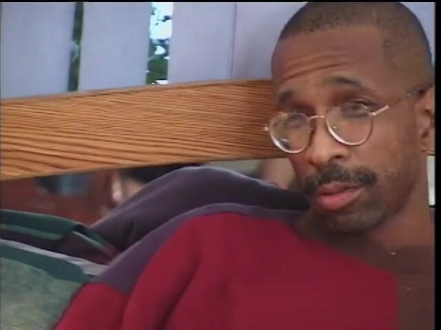 First Black Sexperience: 침실에서 백인 빨간 머리 밀프에게 자지를 빨아주는 흑인 남자