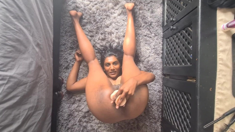 domslutfucker: Desi Ấn Độ đĩ làm tình lỗ đít tối của cô ấy với một dương...