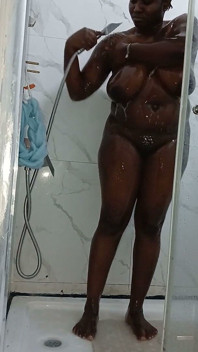 Un bagno gelato che mi lava la figa