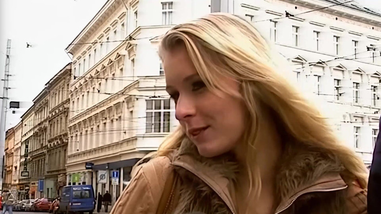 German Porn: ブロンドのスラットがチンポをしゃぶり、激しく中出しするまで乗り続ける